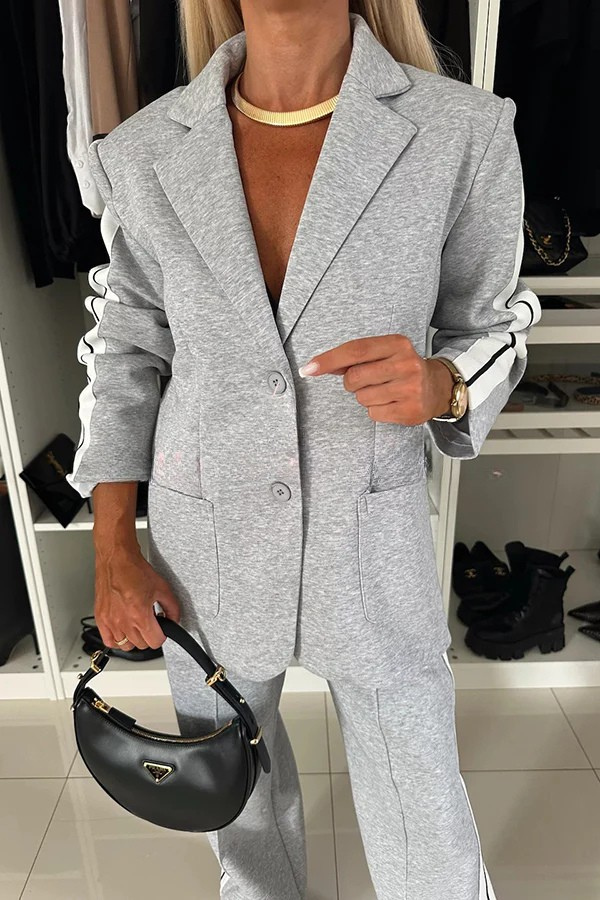 Ensemble audacieux avec blazer sportif et pantalon large à poches