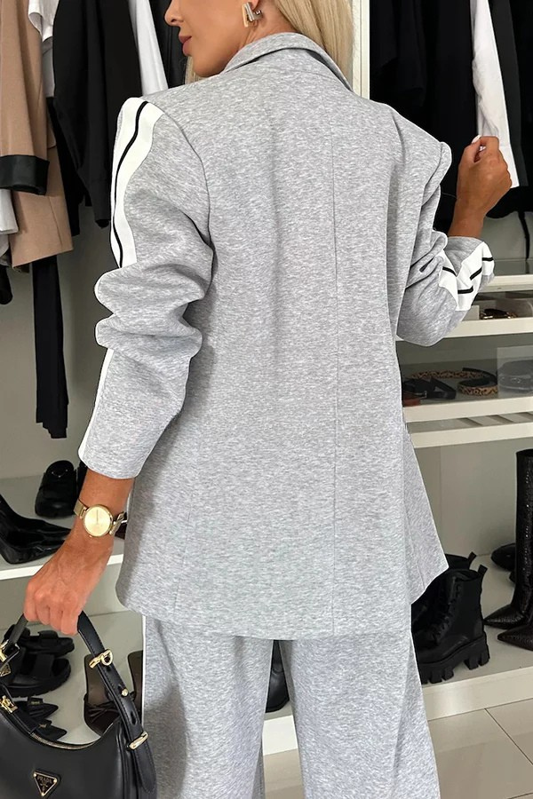 Ensemble audacieux avec blazer sportif et pantalon large à poches